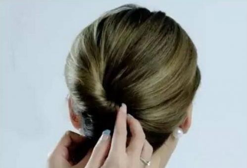 不用橡皮筋怎么扎头发 低盘发用黑色发夹固定